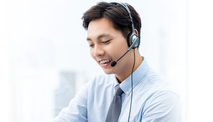 A contact center agent on a call someone and delivering a great customer experience.